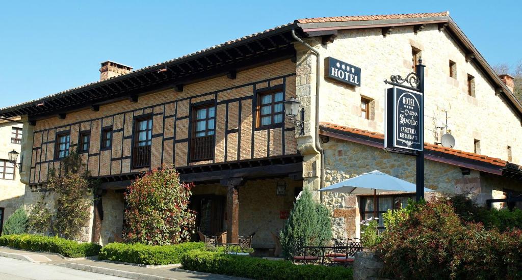 un edificio con una sombrilla delante de él en La Casona de Revolgo, en Santillana del Mar