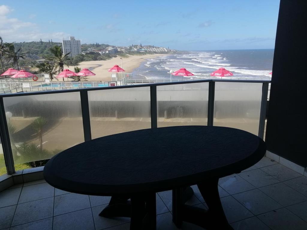 Una mesa en un balcón con vista a la playa. en Seagull 304, en Margate