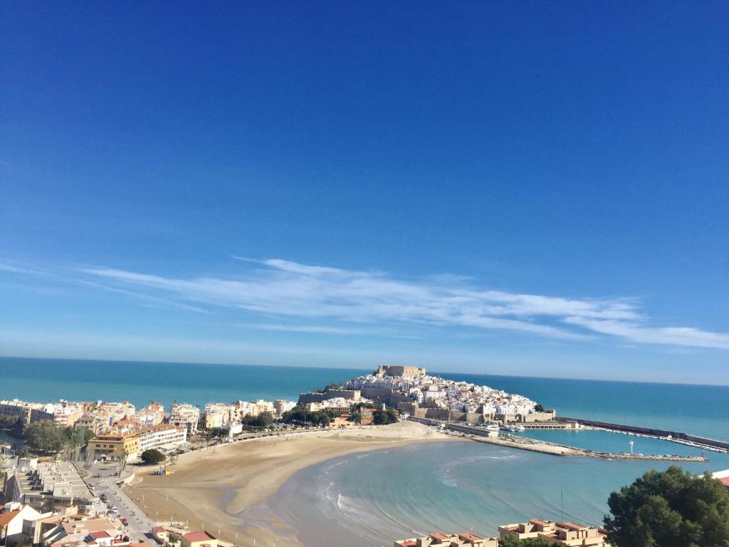 uma vista para uma praia com edifícios e o oceano em Apartamento Mirador em Peñíscola