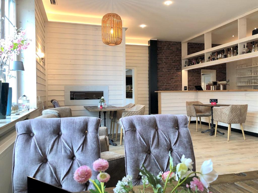 a living room with two chairs and a table at Hotel Pfennigskrug in Herford