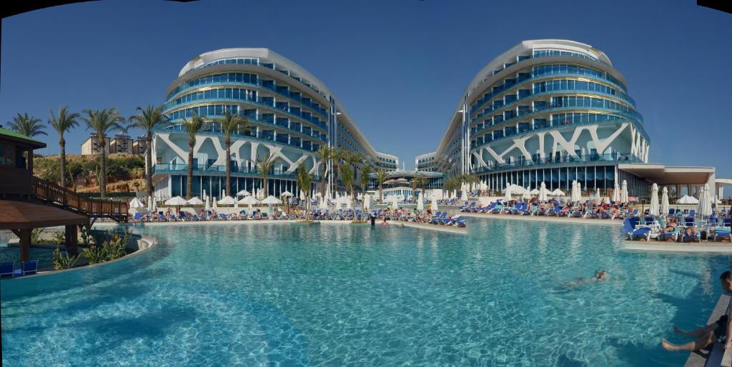 a swimming pool in a resort with two buildings at Vikingen Infinity Resort & Spa in Avsallar