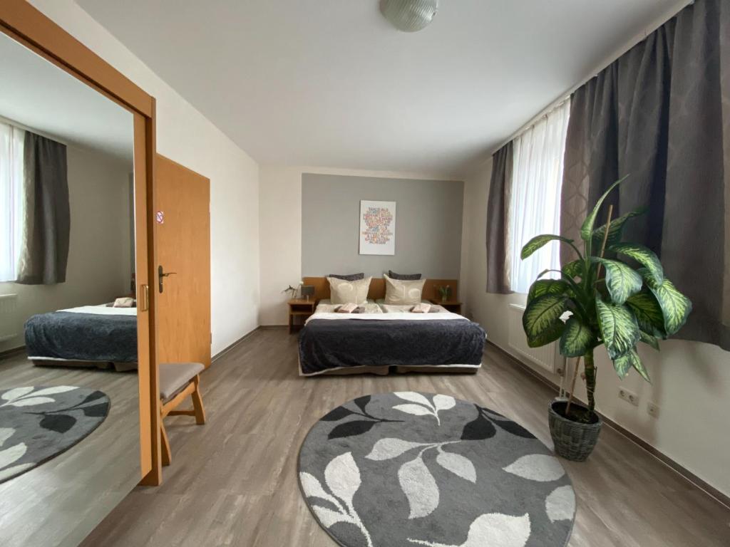 アッシャースレーベンにあるHotel-Stadt-Ascherslebenのベッドルーム1室(ベッド2台、鏡付)