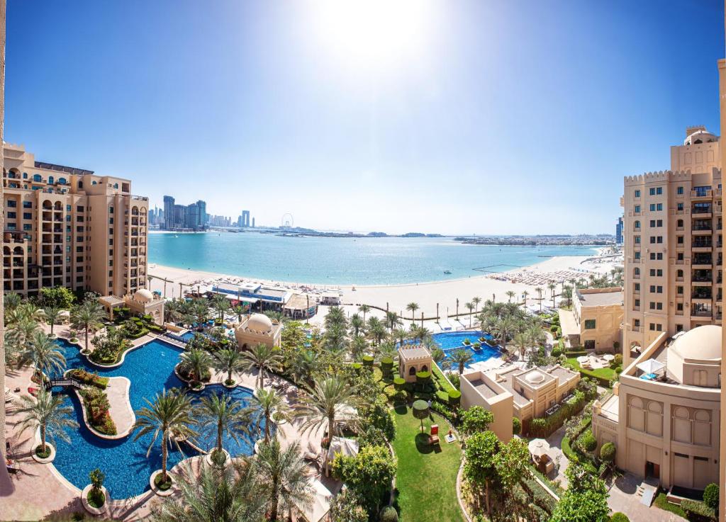 uma vista aérea de um resort com uma praia em Harmony Vacation Homes - South Residence no Dubai