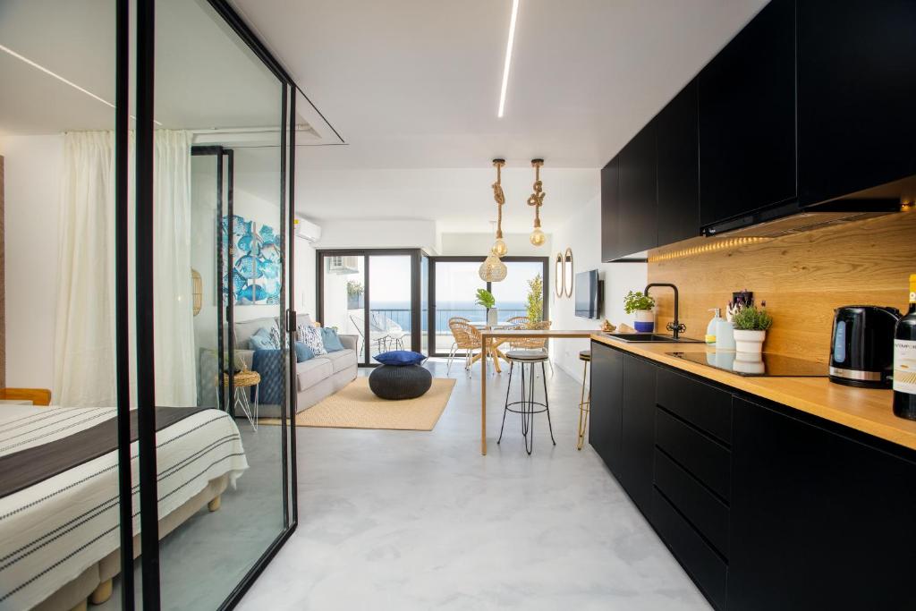 Sesimbra Hilltop Ocean View - Bay Apartment
