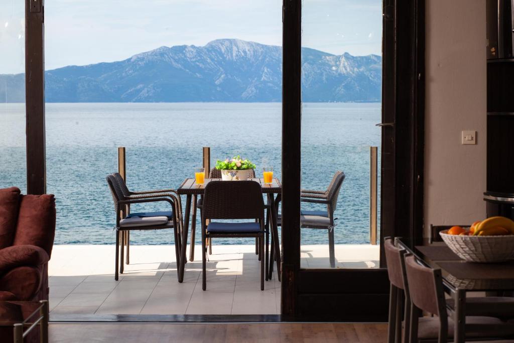 a dining room with a table and a view of the water at Casa Del Sole in Gradac