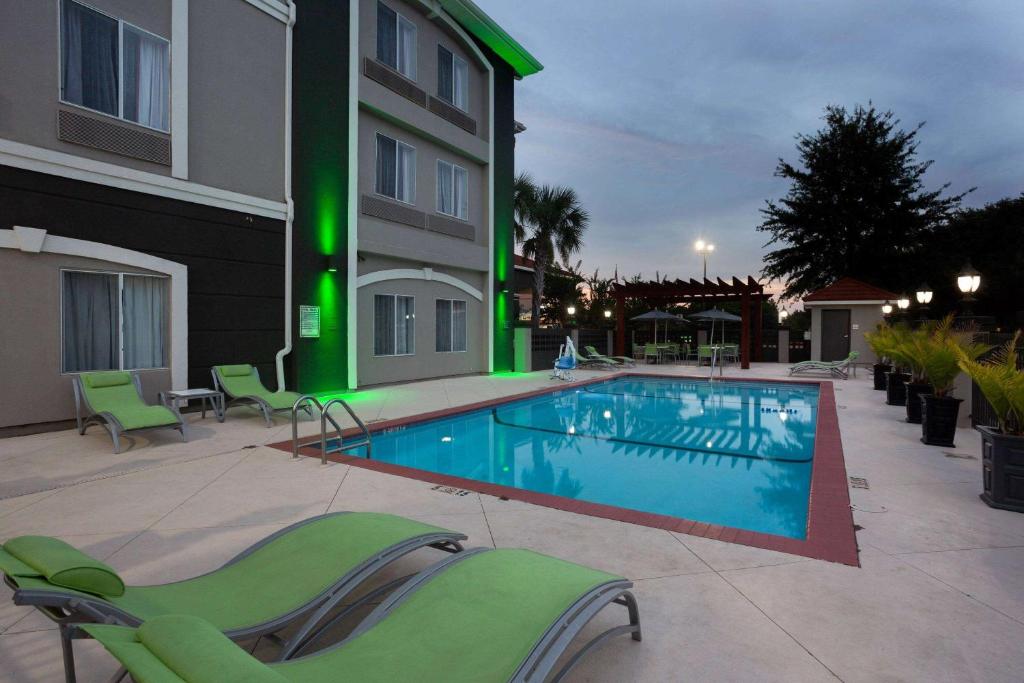 a swimming pool in front of a building at La Quinta by Wyndham Mobile - Daphne in Daphne