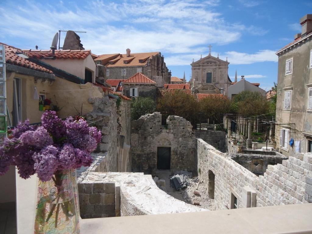 un vaso di fiori viola seduto su un cornicione di Apartments Abjanic a Dubrovnik
