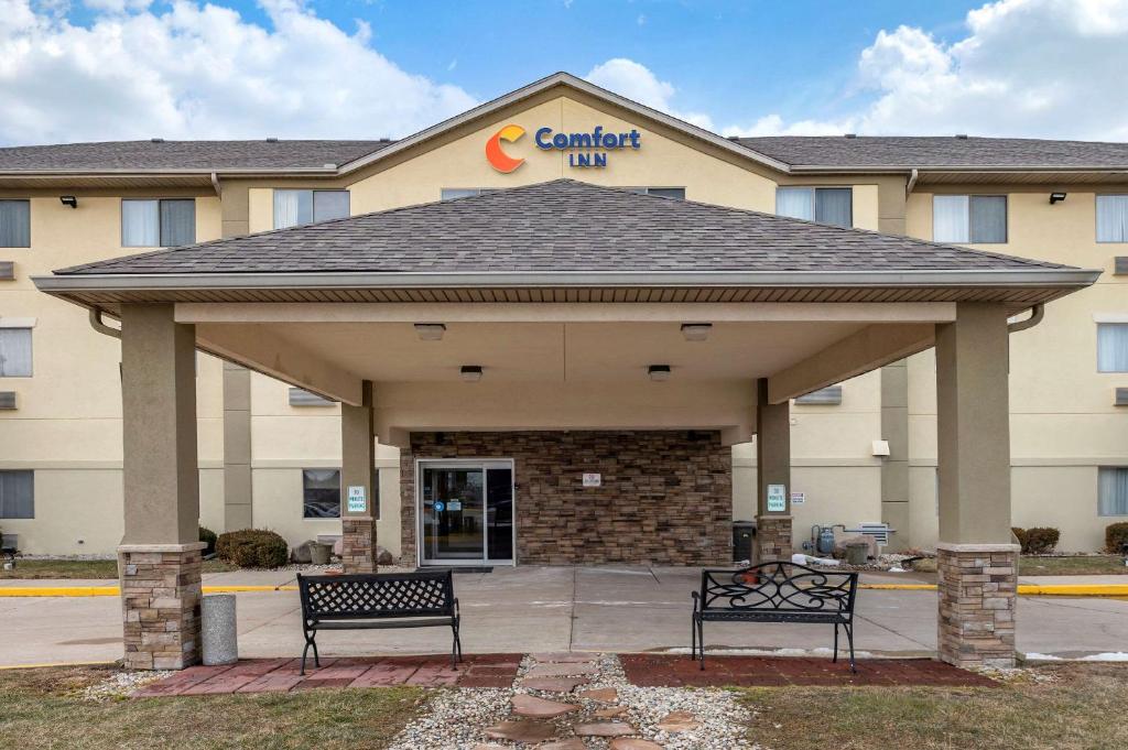 a gazebo with two benches in front of a building at Comfort Inn Shelbyville North in Shelbyville