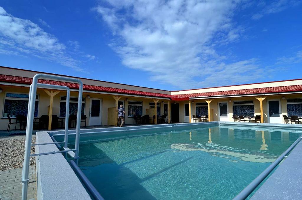 uma piscina em frente a um edifício em Pokoje i Domki "Zaciszny" - Mielno em Mielno