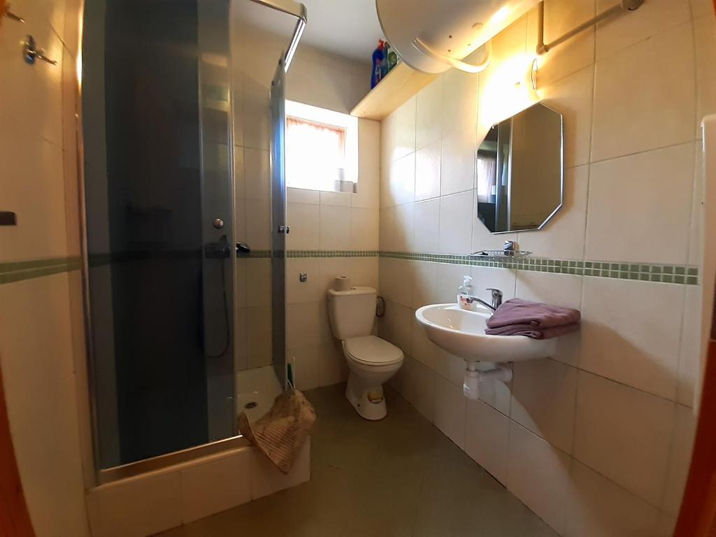 A bathroom at Vilka Cibulka a chata Cesnačik