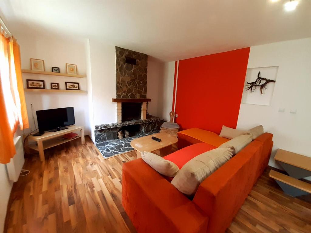 A television and/or entertainment centre at Vilka Cibulka a chata Cesnačik