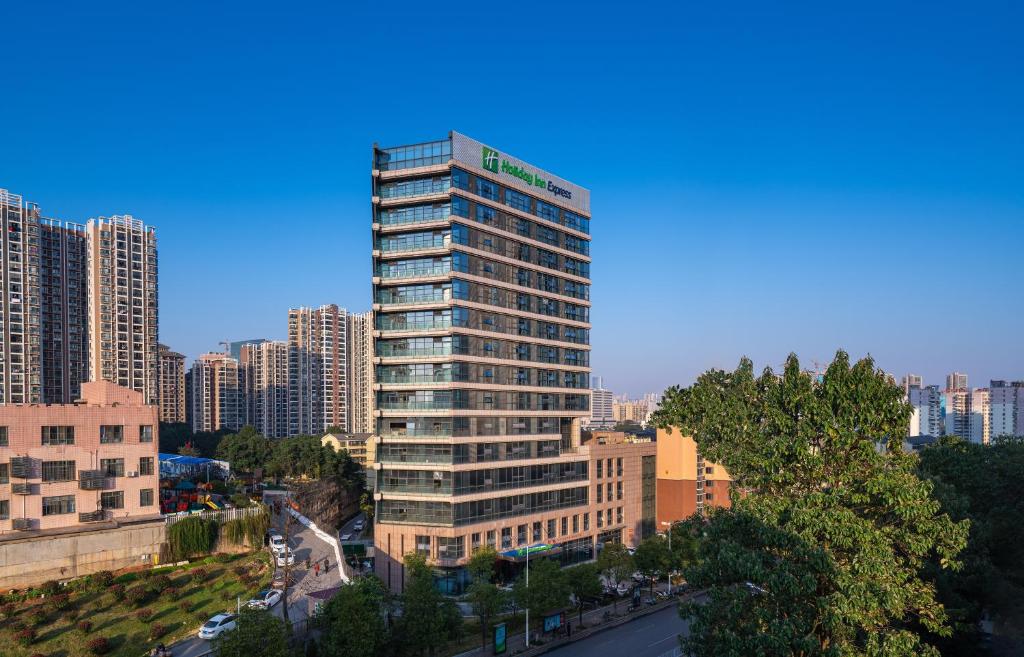 een hoog gebouw midden in een stad bij Holiday Inn Express Changsha Shifu, an IHG Hotel in Changsha