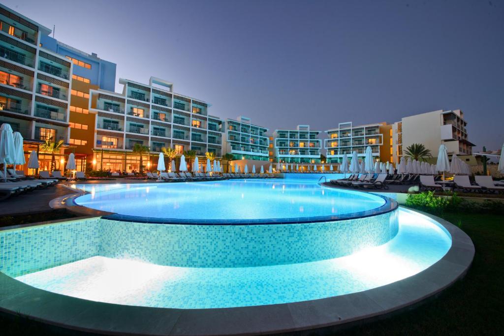 une grande piscine en face d'un bâtiment dans l'établissement Akra Sorgun Tui Blue Sensatori - Ultra All Inclusive, à Sidé
