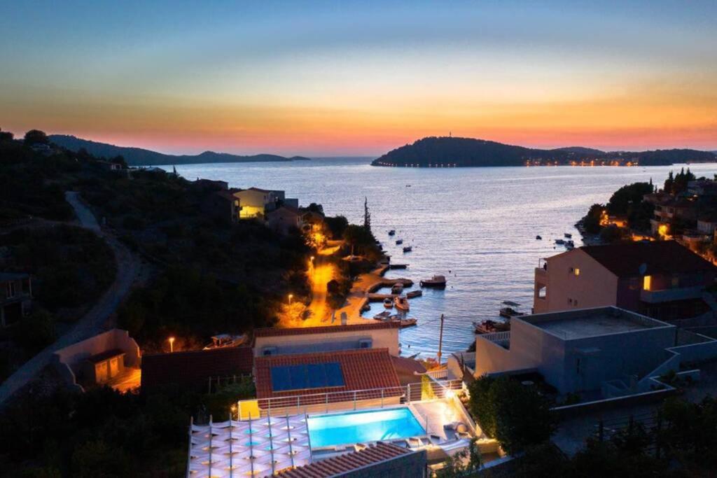 Utsikt mot bassenget på Luxury villa by the sea with heated pool eller i nærheten