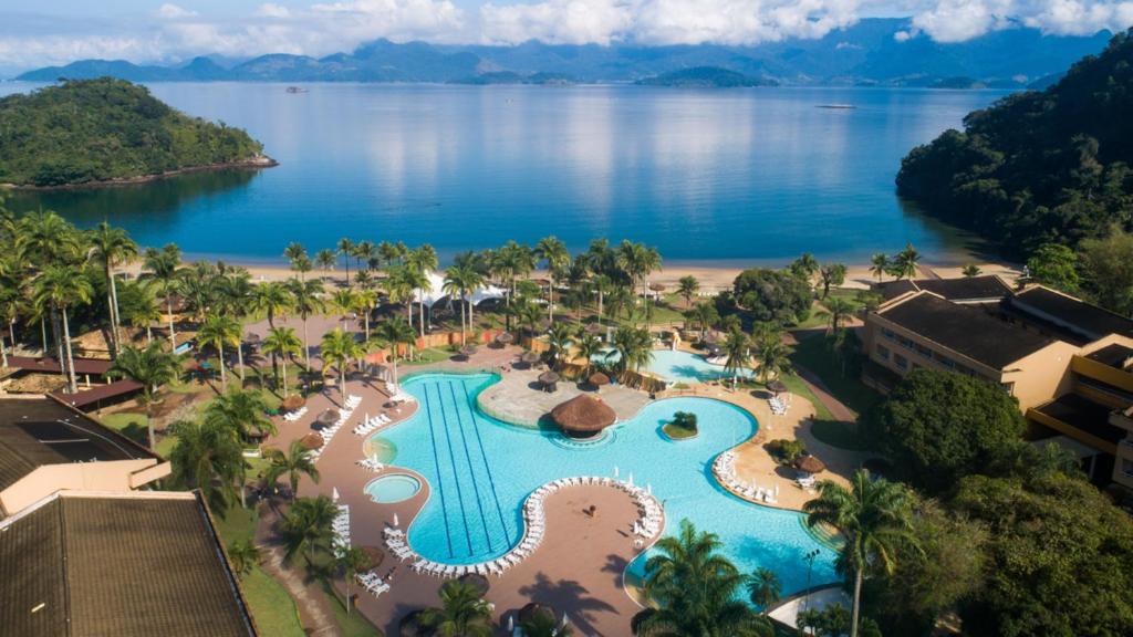 - une vue aérienne sur le complexe et le lac dans l'établissement Vila Galé Eco Resort Angra - All Inclusive, à Angra dos Reis