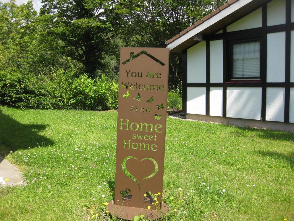 un panneau indiquant que vous êtes les bienvenus dans une maison sucrée dans l'établissement Sweet Home, à Ronshausen