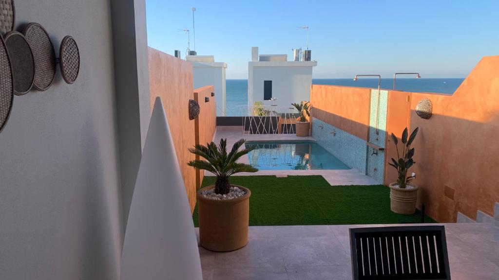 - une vue depuis le balcon d'une maison avec piscine dans l'établissement ON VILLAGE DELUXE, à Matalascañas