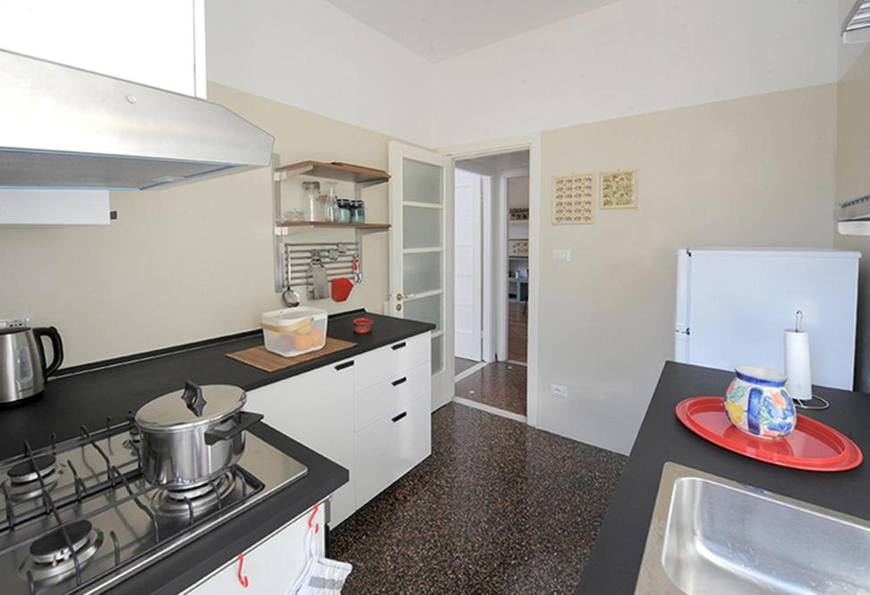 A kitchen or kitchenette at La Casa della Fiore