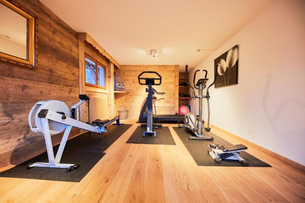 Fitness centrum a/nebo fitness zařízení v ubytování Chalet-Hôtel Neige et Roc, The Originals Relais