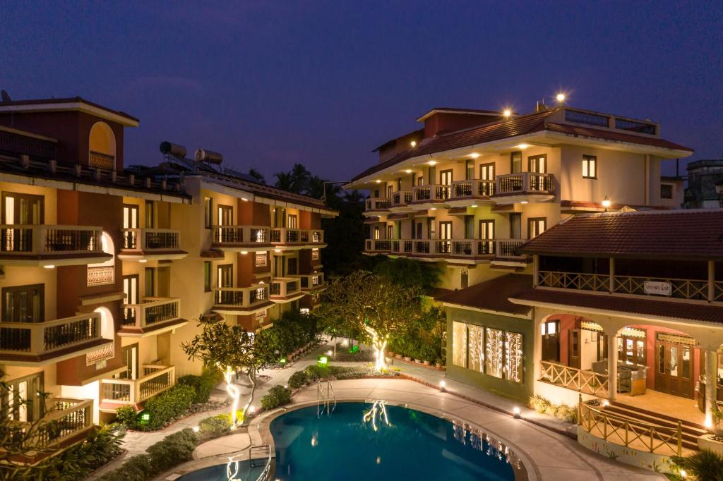 eine Luftansicht eines Hotels in der Nacht in der Unterkunft Lazy Lagoon, Baga A Lemon Tree Resort, Goa in Baga