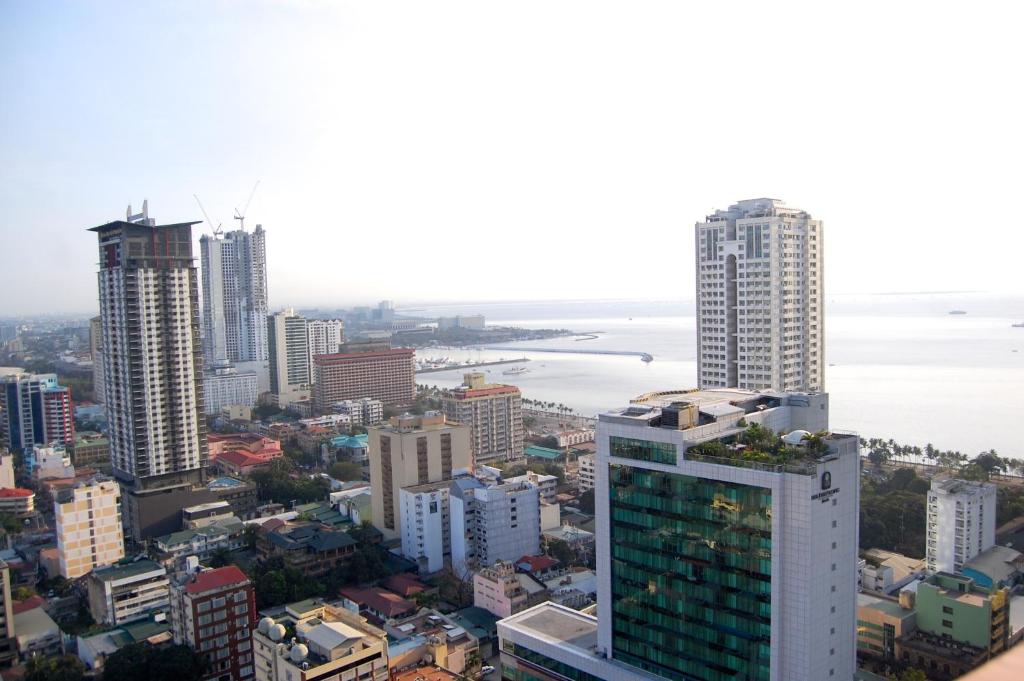 une vue aérienne sur une ville avec de grands bâtiments dans l'établissement Regency Grand Suites, à Manille