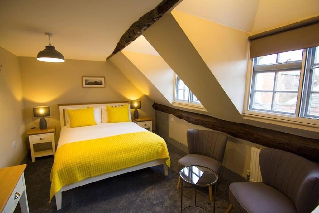 En eller flere senge i et værelse på Church Inn