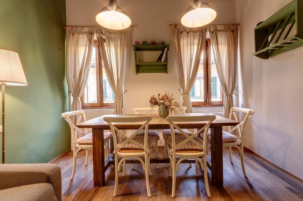 A seating area at GM Apartment by Mamo Florence