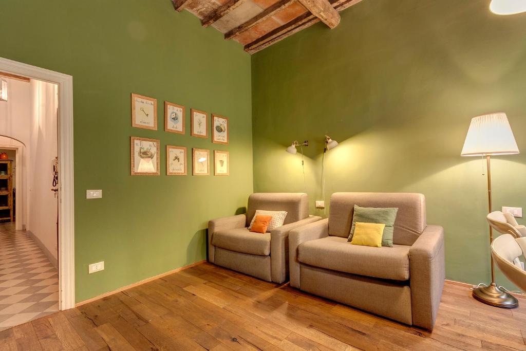 A seating area at GM Apartment by Mamo Florence