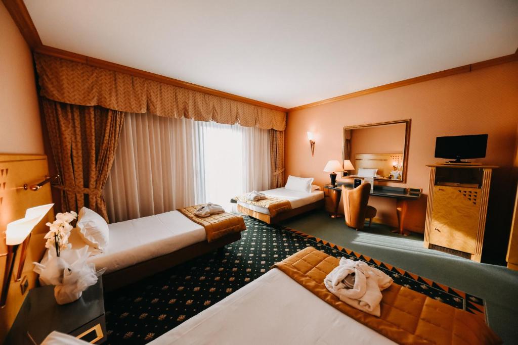 TV a/nebo společenská místnost v ubytování SHG Hotel Antonella