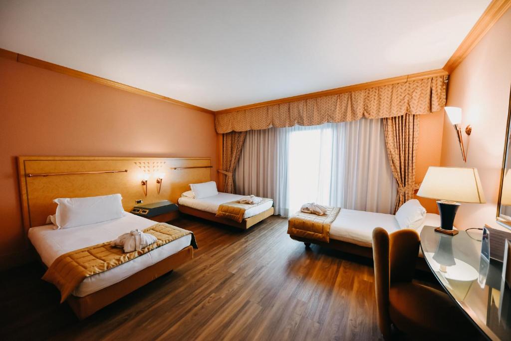 Postel nebo postele na pokoji v ubytování SHG Hotel Antonella