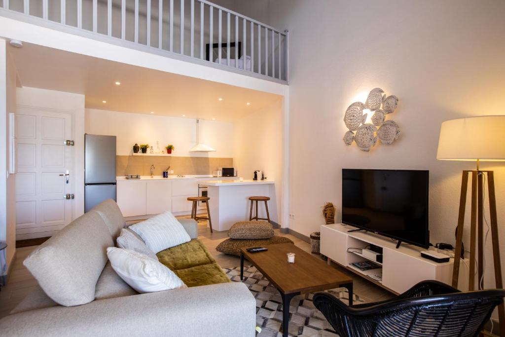 TV a/nebo společenská místnost v ubytování Stunning New apartment with view of Orient Bay