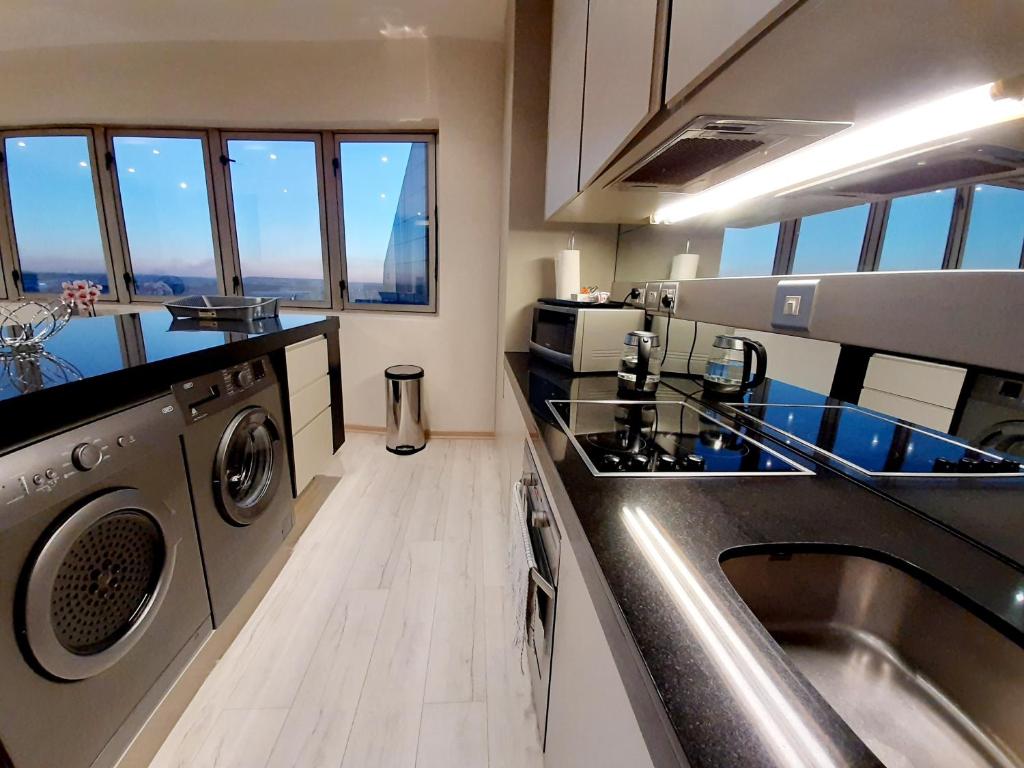 Kuchyň nebo kuchyňský kout v ubytování 4 on Pritchard Luxury Suites