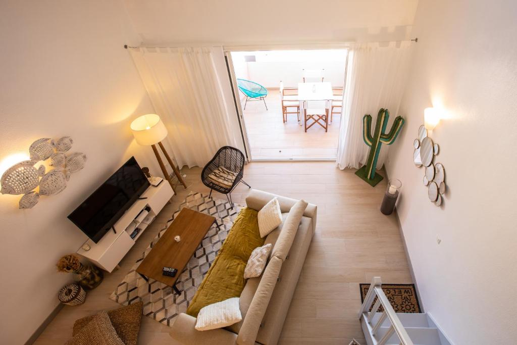 TV a/nebo společenská místnost v ubytování Stunning New apartment with view of Orient Bay
