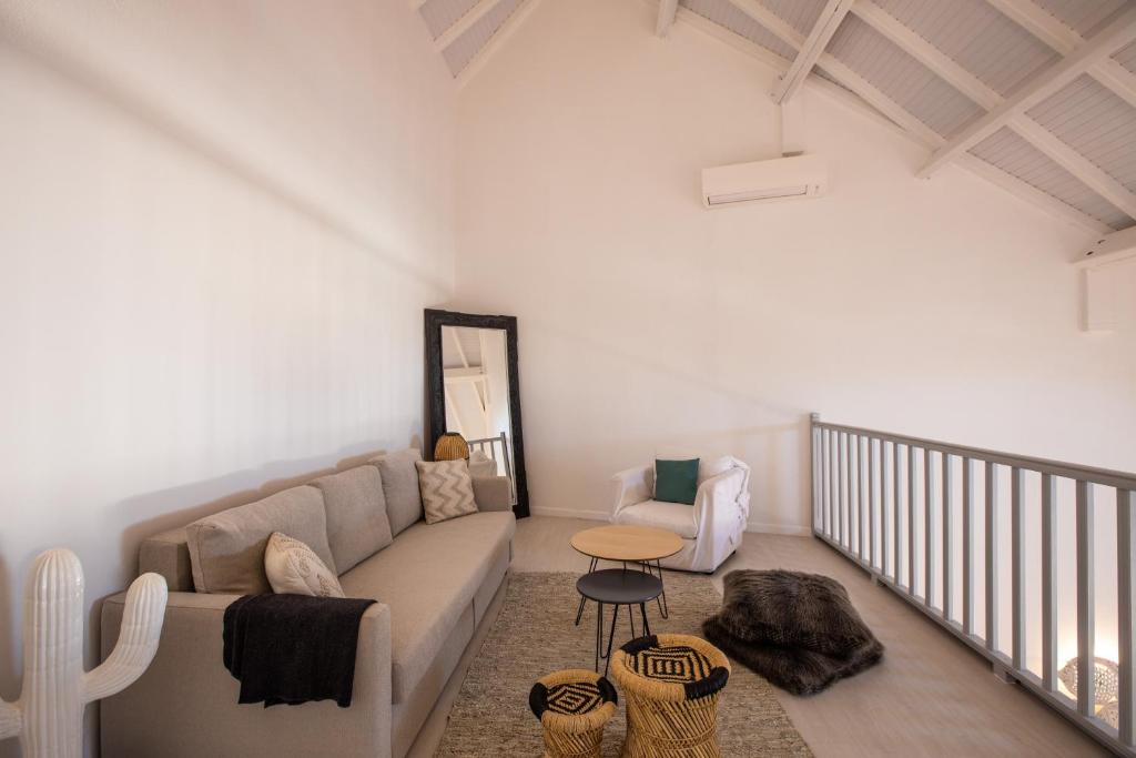 Posezení v ubytování Stunning New apartment with view of Orient Bay