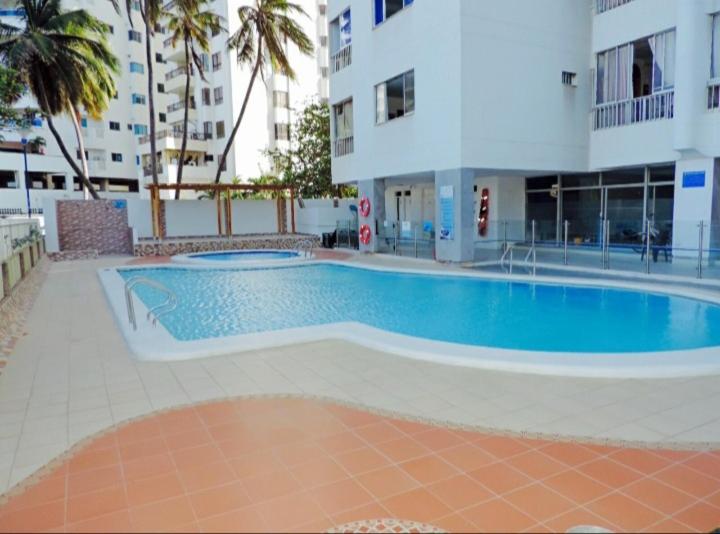 uma piscina em frente a um edifício em Cristoforo Oasis em Cartagena das Índias
