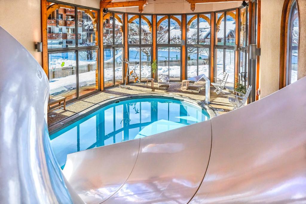Bazén v ubytování Chalet-Hôtel Neige et Roc, The Originals Relais nebo v jeho okolí