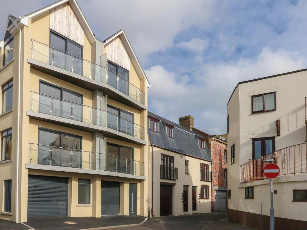 un edificio de apartamentos con balcón en una calle en Harbourside Haven Apartment 3 en Weymouth