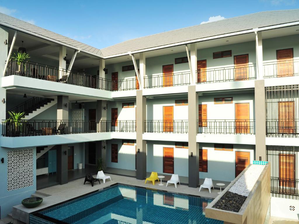 uma imagem de um edifício com piscina em Ruk Cozy em Khao Lak