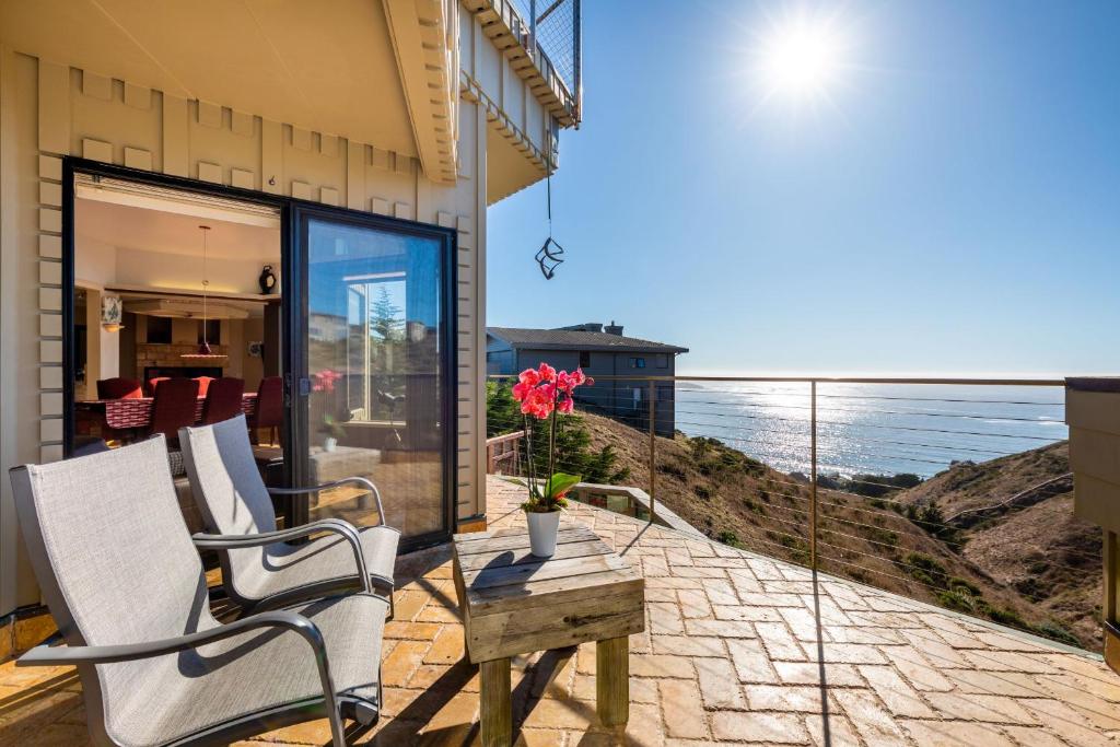 Above and Beyond! Hot tub! Endless Views! Rooftop Patio! Fast WiFi