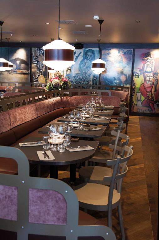Ein Restaurant oder anderes Speiselokal in der Unterkunft Elite Park Avenue Hotel 