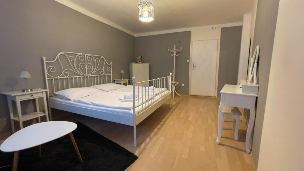 1 dormitorio con cama, mesa y escritorio en Pension Linden, en Český Krumlov