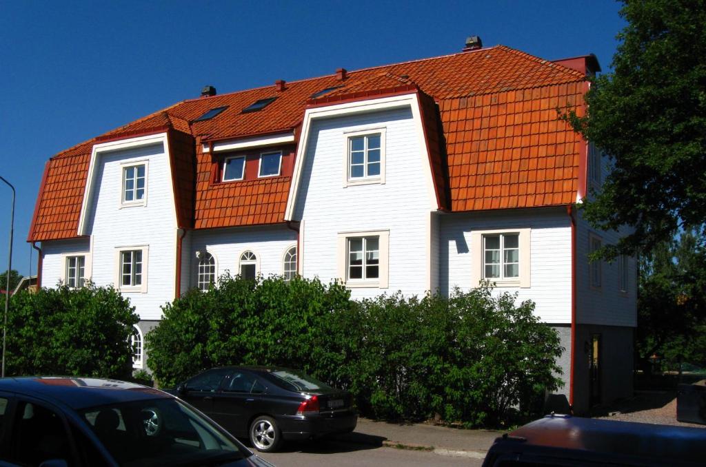 uma casa branca com um telhado laranja em Villa Nore em Borgholm