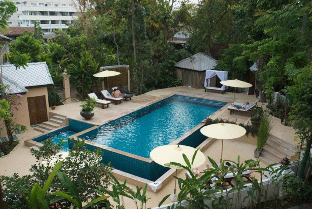 Výhled na bazén z ubytování Changpuak Hotel nebo okolí