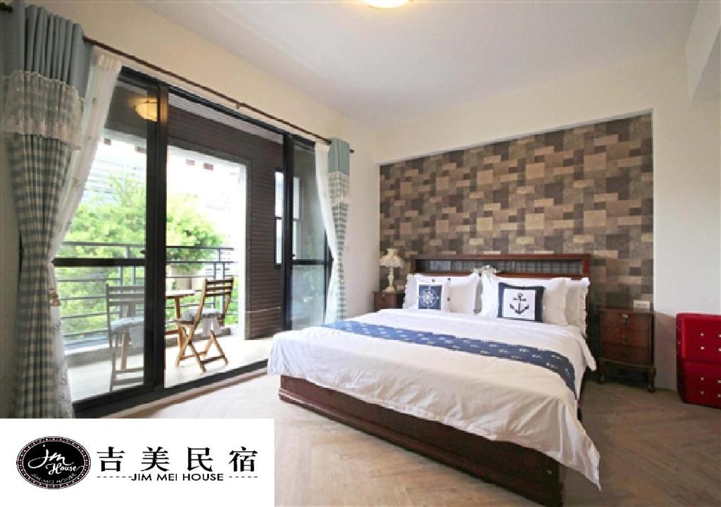 a bedroom with a large bed and a balcony at 埔里包棟民宿-吉美民宿-每天只接待1組客人 in Puli