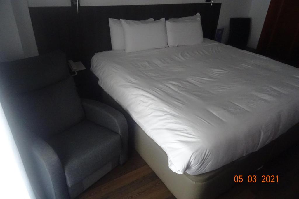 Postel nebo postele na pokoji v ubytování Hotel Carlos III