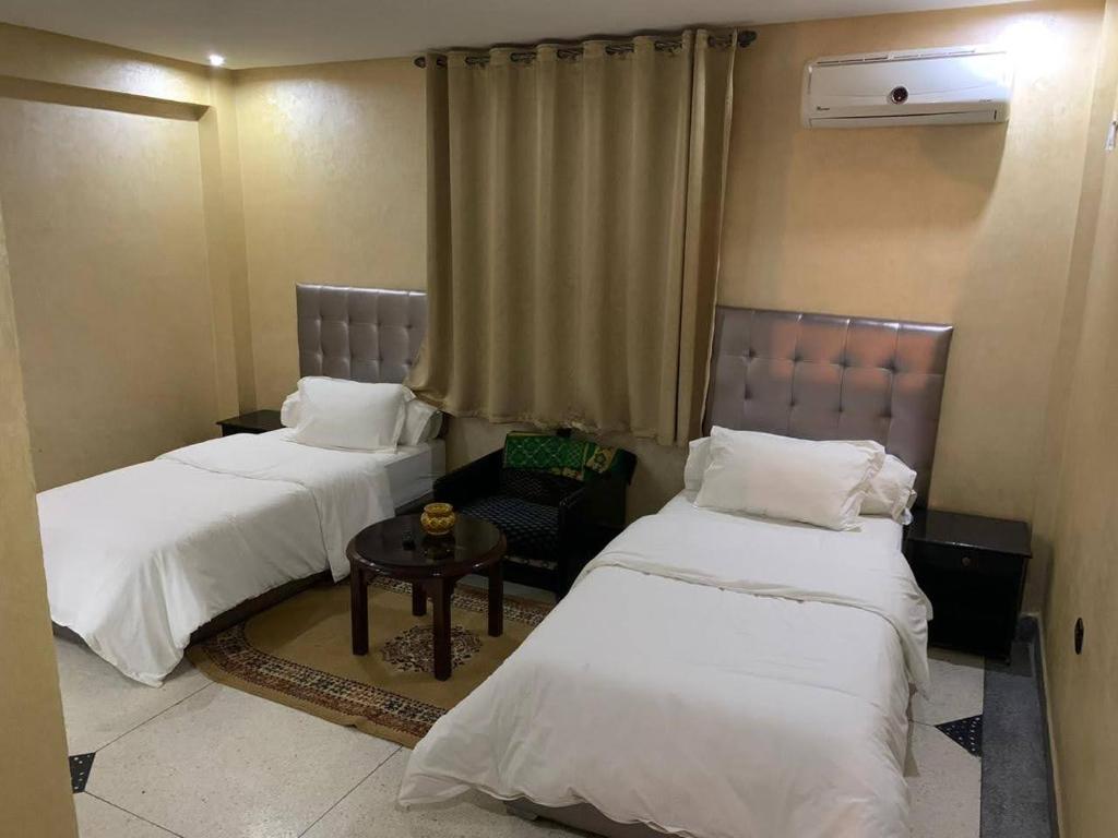 Una cama o camas en una habitación de Hôtel Sable d'Or
