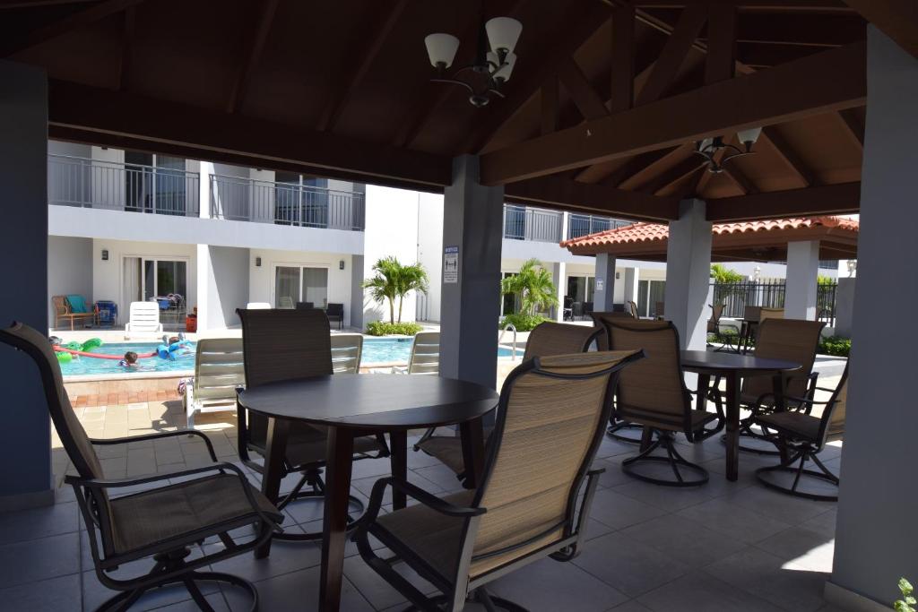 Bazén v ubytování Arena Condos Aruba - few steps from Eagle Beach! nebo v jeho okolí