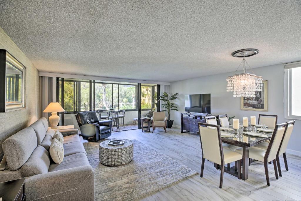 ein Wohnzimmer mit Couch und Tisch in der Unterkunft Sunny Siesta Key Condo with Beach Access and Pool! in Sarasota