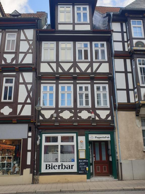 een hoog gebouw met wit en zwart bij Manu's Appartements in Goslar