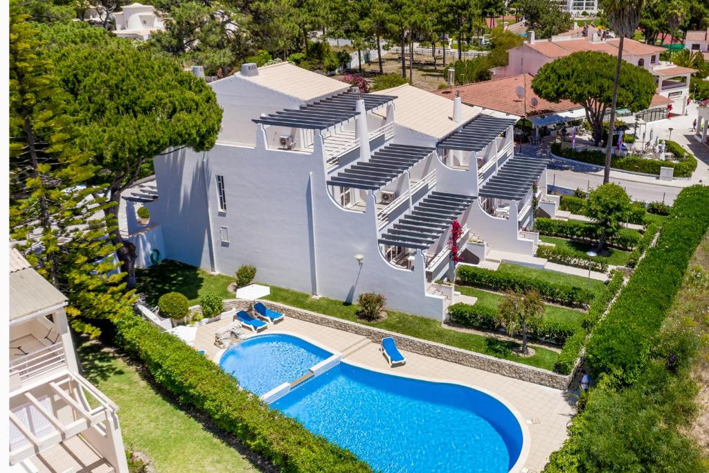 阿爾布費拉的住宿－品哈爾費雷西亞旅館，享有带游泳池的大房子的空中景致